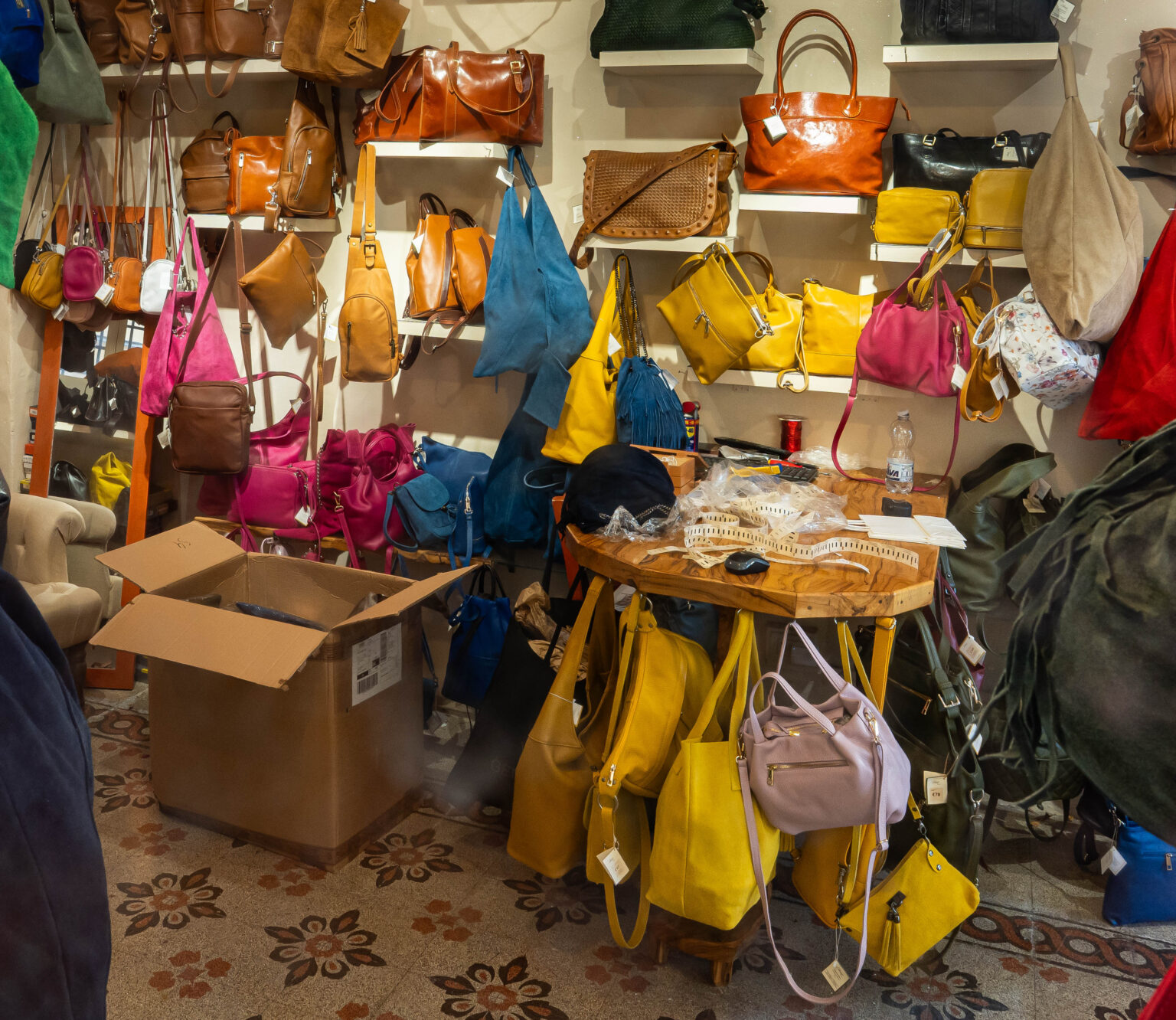 Trevi Handbag Shop